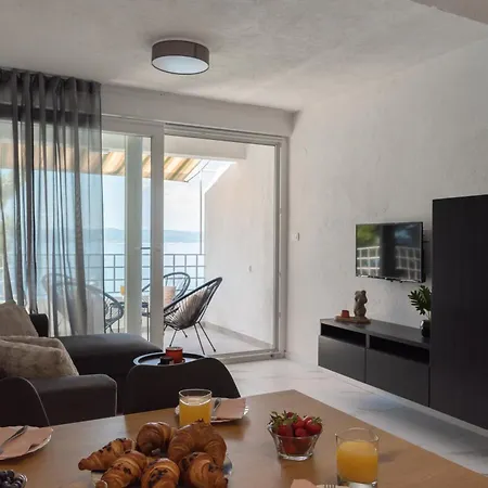 Ocean Front With Stunning View *